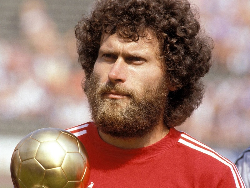 top-5-hau-ve-canh-trai-hay-nhat-the-gioi-moi-thoi-dai-paul-breitner